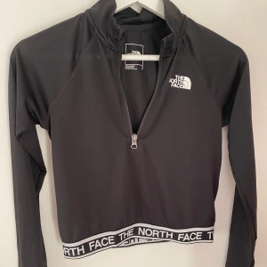 North face tröja  - Jättefin vardags och träningströja från north face. Helt oanvänd då den är i fel storlek. Nypris 499kr.