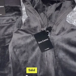 Juicy contore  -  Hej jag köpte det här sättet som var helt oanvänd av en annan tjej på och Plick men jag läste inte riktigt att tröjan var i storlek L så jag skulle gärna vilja byta den härmot 1 i xs eller sälja och köpa en så snäälla köp eller byt med mig !???❤️❤️