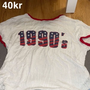 T-shirt  - Fin t-shirt knappt använd passar till allt skönt material 