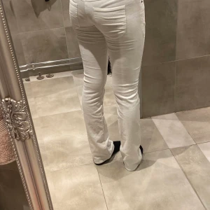 Låg midjade byxor  - Låg midjade byxor i ribbat tyg.  Köptes på en loppis. Säljes för dem är för tidigta i midjan, över låren och även för korta  för mig som är 170 cm. Skulle nog passa bättre på någon som är 155-165 Vet inte vad jag köpt dem för men säljes för 30kr