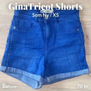 Gina Tricot Shorts XS - Använd 2-3 gånger (nyskick). Modellen är högmidjad och sitter bra. Säljer dessa short då de är för små för mig. Frakt: 55kr🤍