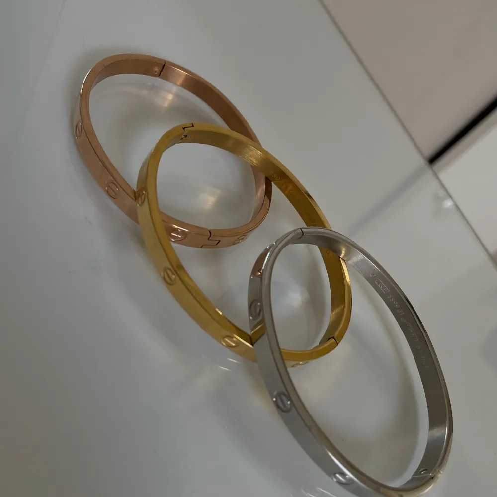 Tre styckna jätte fina trendiga Cartier armband i tre olika färger. Gold, Rosegold och Silver!✨ Priser: 1 armband för 300kr , 3 armband 800kr. Accessoarer.