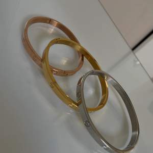 Tre styckna jätte fina trendiga Cartier armband i tre olika färger. Gold, Rosegold och Silver!✨ Priser: 1 armband för 300kr , 3 armband 800kr