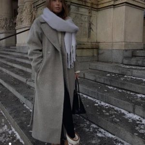 Kappa-Weekday  - Lång ljusgrå kappa med skärp ifrån weekday. Originalpris - 1700kr