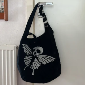 Väska - Svart väska med glittrig fjäril! Används ej längre! Köparen står för frakten. 20 kr eller bud 