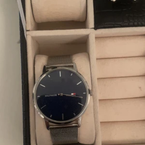 Tommy Hilfiger klocka - Säljer min tommy hilfiger klocka då jag köpt en ny. endast använd 1 gång, skick 10/10 riktigt fin klocka ny pris 1500kr  säljs i befintligt skick