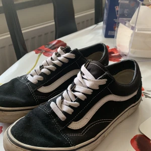 vans - säker mina gamla vans som e ganska slitna och därför säljer billigt, vill bli av med dom 