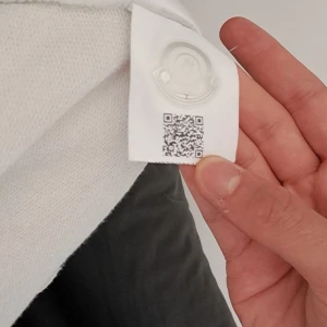 Moncler sweatshirt  - Bra skick inga fläckar original priss 5100kr säljer den för 2800kr