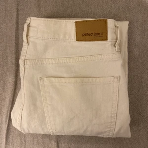 Jeans créme vita 40 - Knappt använda créme vita jeans från Gina i storlek 40🌸