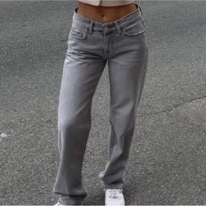 (Lånade bilder) De populära gråa jeansen från gina. Storlek passar på mindre då jag brukar ha 38!💛