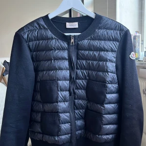 Moncler Kofta - Monclerkofta inköpt våren 2021 på NK. Storlek 3 = S, men passar M också. Sparsamt använd, inga fläckar etc. Kvitto finns, originalpris 7900kr!