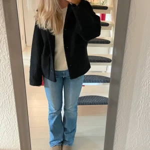 Svart kort kappa - Säljer denna så fina svarta kappan från monki köpt förra hösten för 600kr. Storlek S❤️‍🔥❤️‍🔥