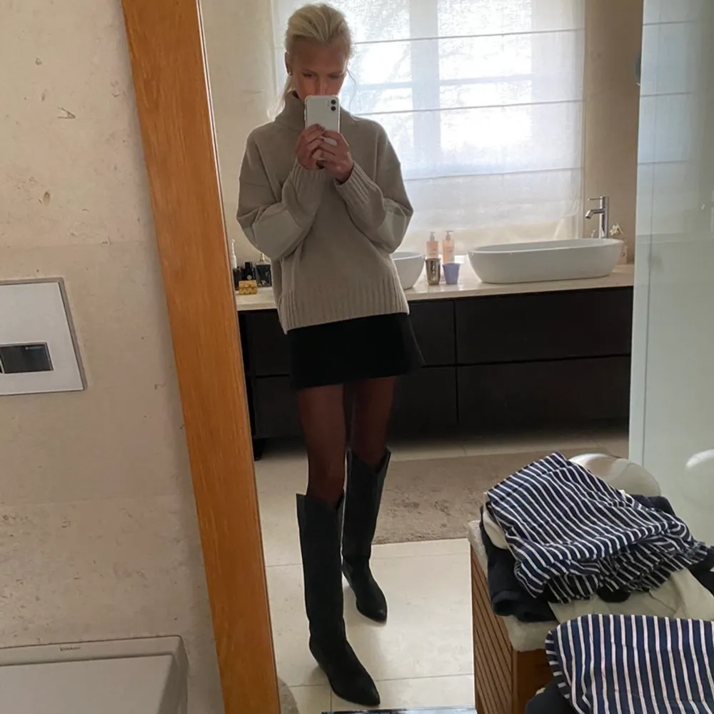 Intressekontroll på dessa supersnygga gråa  ”Denvee boots” från Isabel Marant i storlek 38! Köpta i vintras men säljer för att jag tröttnat lite på dem. Pris kan diskuteras🥰. Skor.