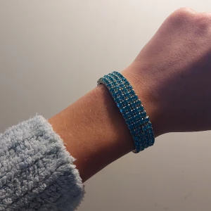 Armband glittriga diamanter/stenar  - Har använt det blåa armbandet en kväll några timmar, det andra är oanvänt. Det blåa saknar en diamant som kan inte lägger märke till.   Båda armband för 29 kr Finns i Malmö 😊