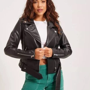 Skinnjacka - säljer min helt oanvända skinnjacka jag fick den i januari kanske men den har inte kommit till användning. nypris är 699kr men säljer den för 350kr!