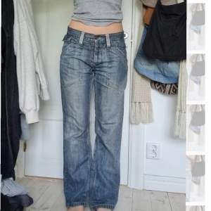 Säljer dessa skitcoola jeans. De är i bra skick och kvalite. Jag är 171 cm, innerbenslängden är 78 cm, midjemåttet är 84 cm💕