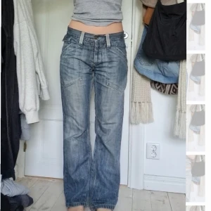 Wide leg, straight leg jeans  - Säljer dessa skitcoola jeans. De är i bra skick och kvalite. Jag är 171 cm, innerbenslängden är 78 cm, midjemåttet är 84 cm💕