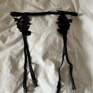 Strumphållare strl S - Helt ny strumphållare / underkläder med gullig spetsdetalj. Väldigt enkel att knipsa på strumporna eller band! Frakt 13kr💕