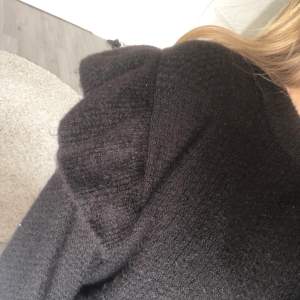 En svart långärmad stickad tröja med volanger på båda ärmarna🖤 Superskön och perfekt längd✨ 50kr+frakt