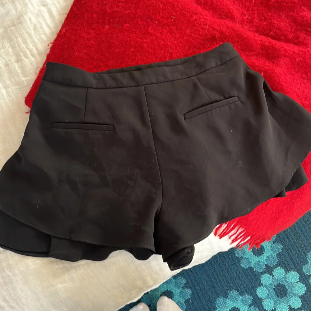 zara shorts som ser ut som kjol på. svart som är köpt utomlands i spanien tror jag för några år sedan. supersöt i storlek L. skriv för bilder på. Kjolar.