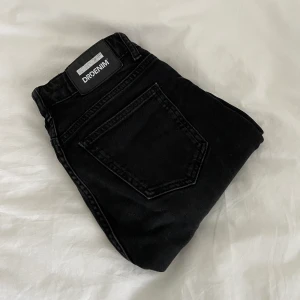  stevie black 101 dr denim jeans - Säljer dessa superfina dr denim jeans!!! Sparsamt använda och i nyskick. Storlek 27/32. Midjemått: 70 cm Innerbensmått: 75 cm🥳