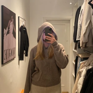 Sticks hoodie - Stickad hoodie i en så fin färg som tyvärr aldrig kommit till användning, köpt för 399kr 