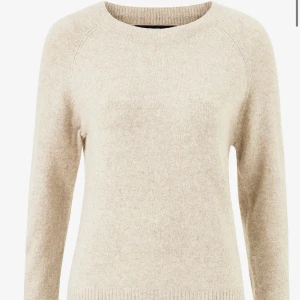 Vera Moda stickad tröja  - säljer denna finstickade tröjan från vera moda! köpt förra vintern men inte fått mycket användning för den alls så i fint skick! 