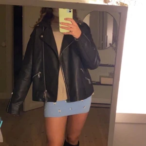 Svart skinnjacka  - Jättesnygg svart oversized skinnjacka från missguided! Storlek 34, men skulle säga att den passar 34/36:) Köptes förra hösten men inga defekter eller andra tecken på användning 💕💕köptes för 600