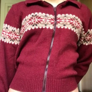 söker denna tröjan - söker denna brandy melville tröjan!! är villig att diskutera fram ett pris och möts helst upp i stockholm för plagget 💓💓