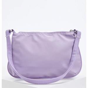 Ljus lila shoulderbag från märket DeFacto. Köpt den Zalando🥰
