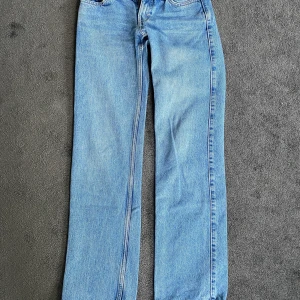 Jeans - Säljer dessa blåa jeans från weekday, säljer då de inte kommer till användning längre och är förlänga på mig. Är i superbra skick förutom att det har ett låter hål på fickan där bak, därav priset. Kom privat för bild. Nypris 590kr