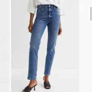 Slim fit jeans från HM i storlek 36. Hög midja och säljes pga sparsamt använda. Stretchiga. Pris inklusive frakt.