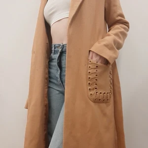 Kappa nakd - Superfin kappa från nakd! Fina detaljer o bra skick. Stl S. Nypris 999:- slutsåld. Bara o skriva för fler bilder eller frågor. Pris kan diskuteras🥰