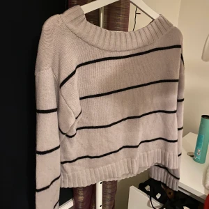 Storlek ? - Jättefin oversized långärmad tröja. Helt ny och aldrig andvänd. Säljs pga fel beställning av två tröjor. Säljer för 250, ny pris 499💓