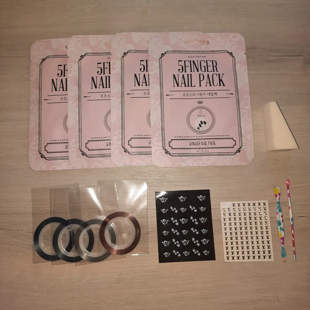 Höll på mycket med naglar förut men inte längre så säljer detta. 4 återfuktande sheetmasks för naglarna, 4 nagelremsor, en svamp, 2 nagel stickers (tagit 2 stickers var på dom) och nagelbandsverktyg. Allt för 35kr + frakt❤. Övrigt.