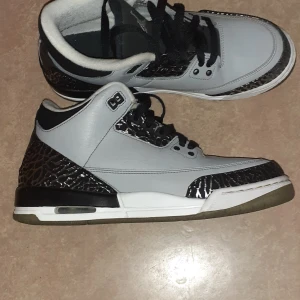 Jordan 3 wolf grey - Säljer jordan 3 kids wolf grey. Jätte bra skick. Vill helst mötas upp i Stockholm. Pris kan diskuteras vid snabb affär. Äkta, Stolek 40   