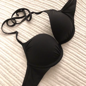 Push up bikini överdel  - Superfin svart push up bikini överdel som verkligen sitter super snyggt men som jag tyvärrr köpte i fel storlek. Strlk 75B är denna. Hoppas någon annan kan få användning.