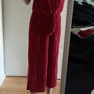 Röd dress - Polyester material😍ska vara lite korta vid benen! använd 1 gång. Kan mötas upp runt Alingsås eller skickas + frakt.