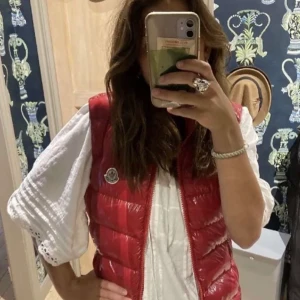 Äkta moncler väst - Köpt för 6000kr och säljer för 3000