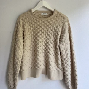 Stickad tröja - Stickad beige mönstrad tröja 