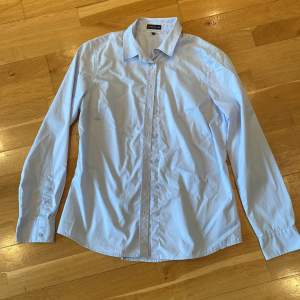 Jättefin ljusblå klassisk skjorta från STOCKHLM, mycket gott skick, helt oanvänd. Storlek 38. Nypris ca 500kr.