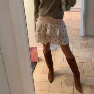 Bruna mocka boots - Säljer mina bruna mocka stövlar, endast till bra pris eftersom jag fortfarande tycker om dem. Köptes för 2000 kr. 