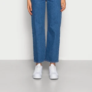 Levis ribcage straight ankle jeans  - Ett par Levis Jeans i modellen ribcage straight ankle. Färgen jazz pop, strl 23. Säljer pga jag har köpt en annan tvätt och kändes onödigt med två likadana. De är svinsnygga och sitter som en smäck, nästan oanvända. Köpta för 1300kr Säljes för 400kr