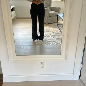 Mid Rise jeans  - Jätte fina och bekväma Mid Rise bootcut jeans från hm, skulle säga att dom är lågmidjde❤️ lite för långa för mig som är 163 men dom funkar fortfarande utmärkt! Skriv om ni har några frågor, och va inte rädda för att pruta❤️