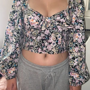 En blommig Mag tröja från gina - Helt oanvänd, köpte de men blev för stor .ifall om du vill ha fler bilder kom privat