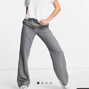 Mörgråa kostymbyxor med raka ben från Asos. - Säljer mina mörkgråa kostymbyxor från Asos då de är för stora för mig. Använda en gång så precis som ny. Köpa för 369kr.😊