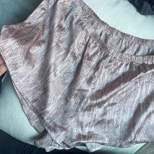 Nästintill oanvända pyjamasshorts från H&M i satin, färgen är mer rosa i verkligheterna 