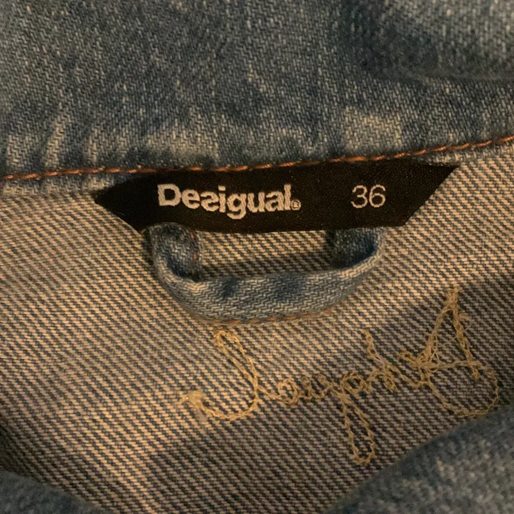 Jätte cool jeans jacka från desigual med coola mönster! Storlek 36 enligt jackan men sitter lite tightare! Köpt för 1000kr i butik säljer för runt 300! vid snabb affär kan priset ev sänkas :) Köpare står för frakt💞. Jackor.