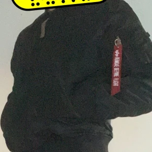 Alpha Industeris  - Jag har införskaffat en ny höstjacka som jag velat ha ganska länge Priset kan diskuteras 🤙