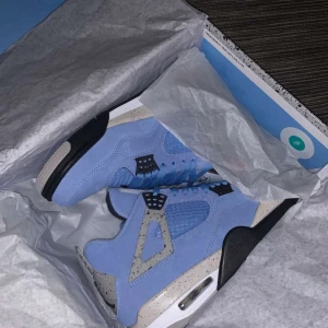 jordan 4 university blue - Först till kvarn 